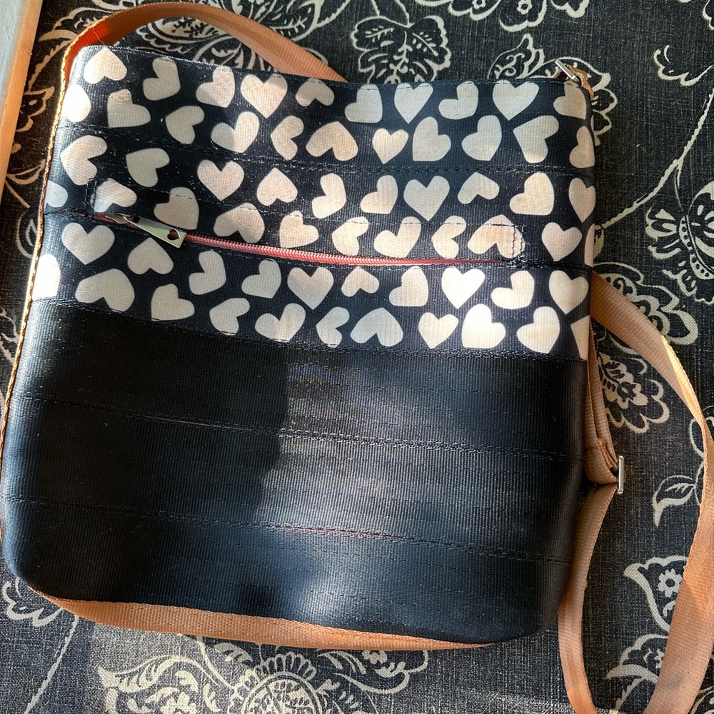 Harvey’s streamline crossbody black with white hearts EUC